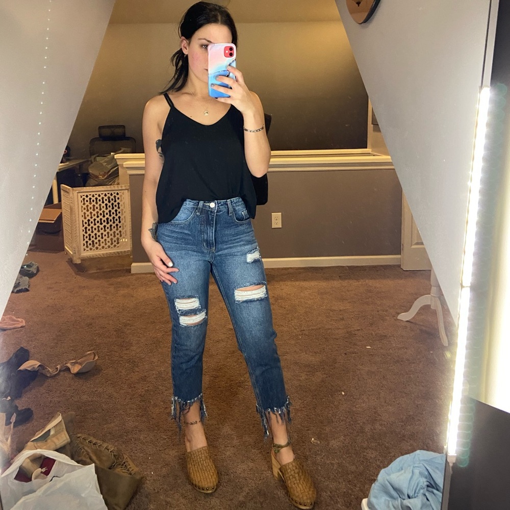 Cropped frayed jeans